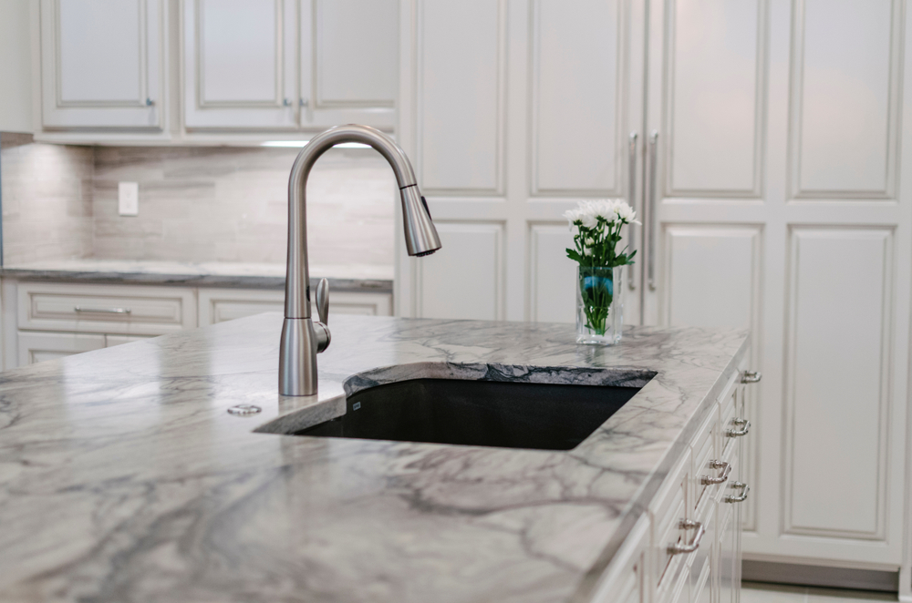 Đá marble nhân tạo là một sản phẩm mô phỏng vẻ đẹp của marble tự nhiên nhưng có độ đồng đều cao hơn và giá thành thấp hơn.