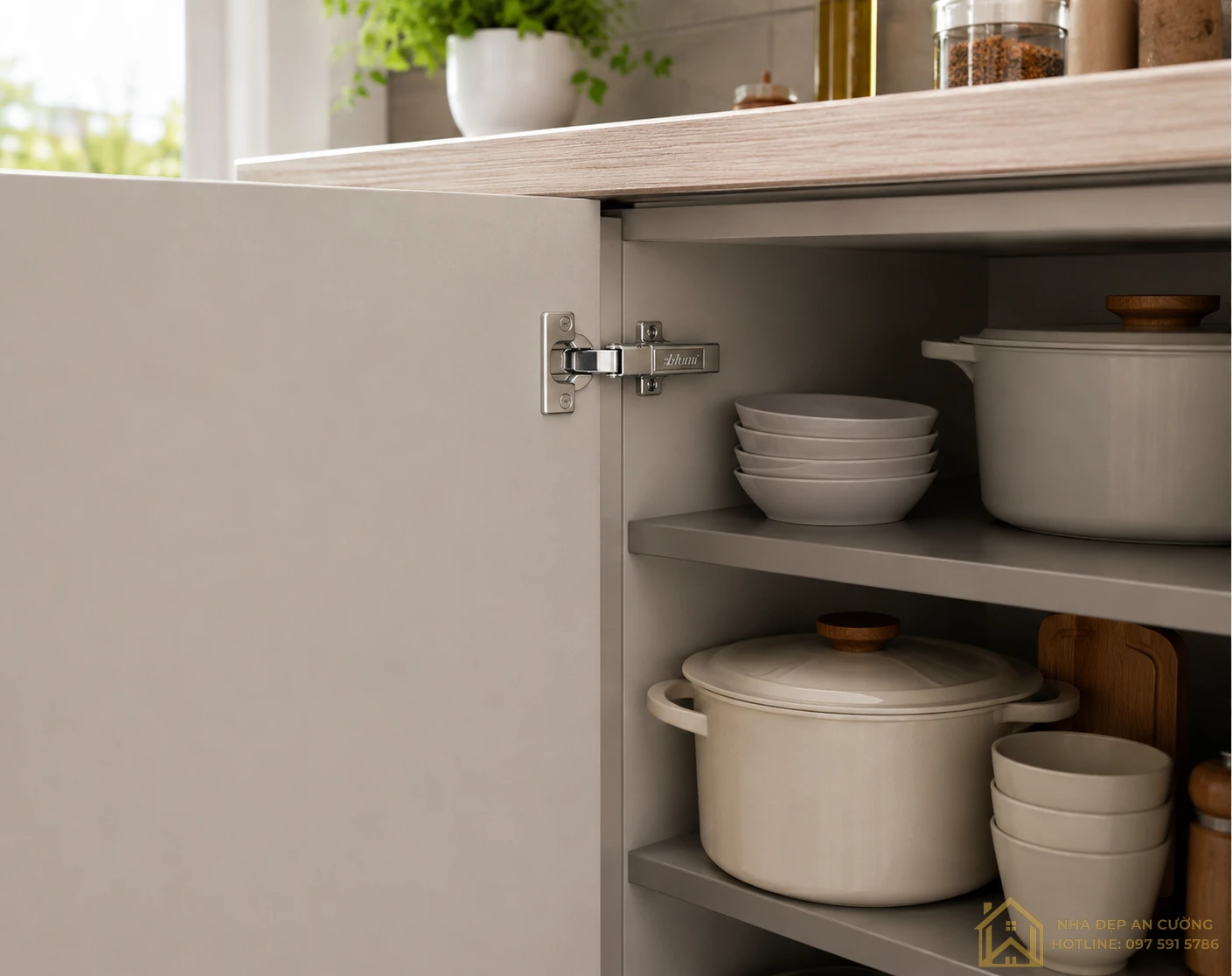 Bản lề giảm chấn Blum giúp cánh tủ đóng mở êm ái