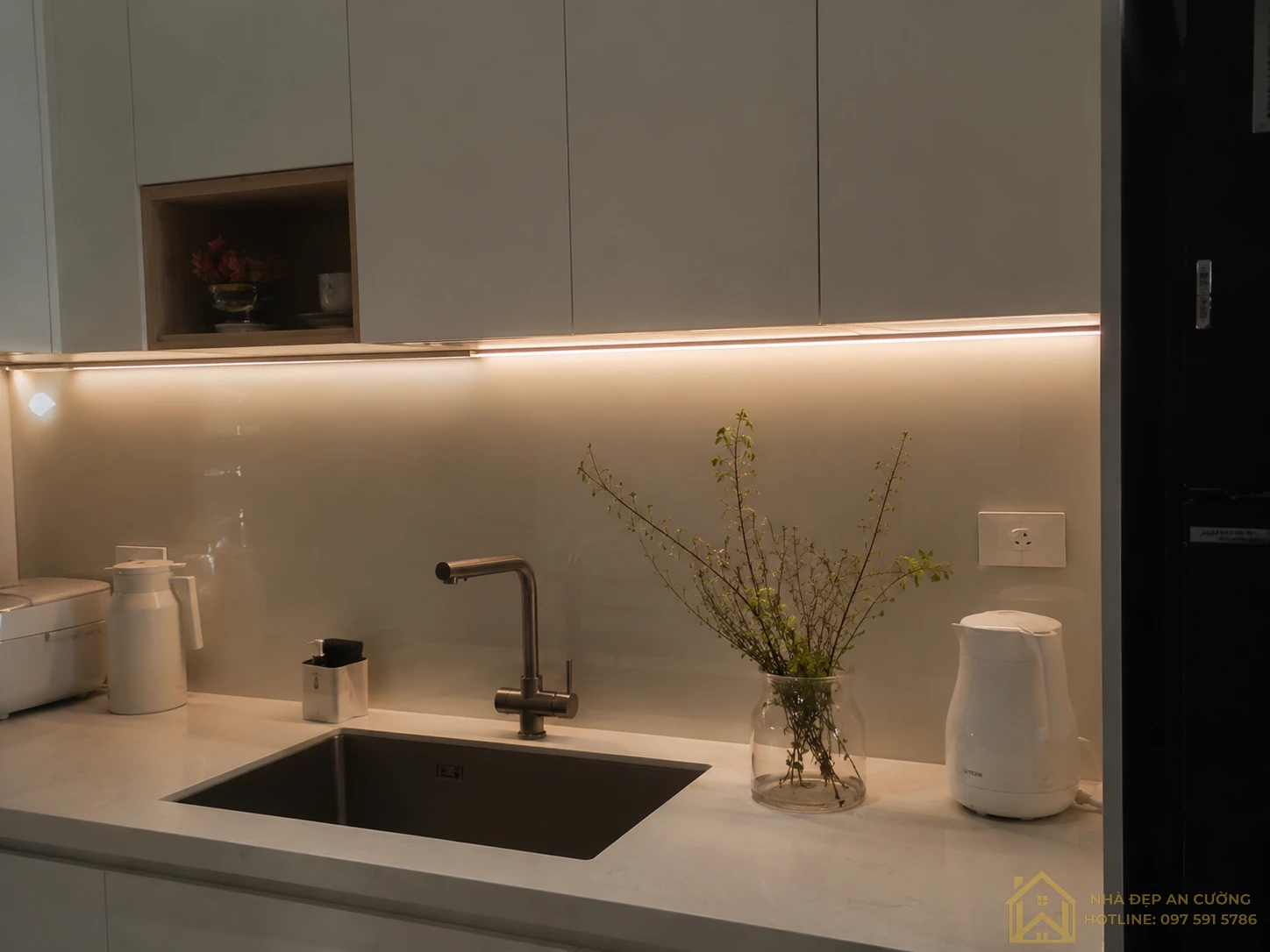 Đèn hắt khe LED tạo ánh sáng dịu nhẹ cho khu vực bếp