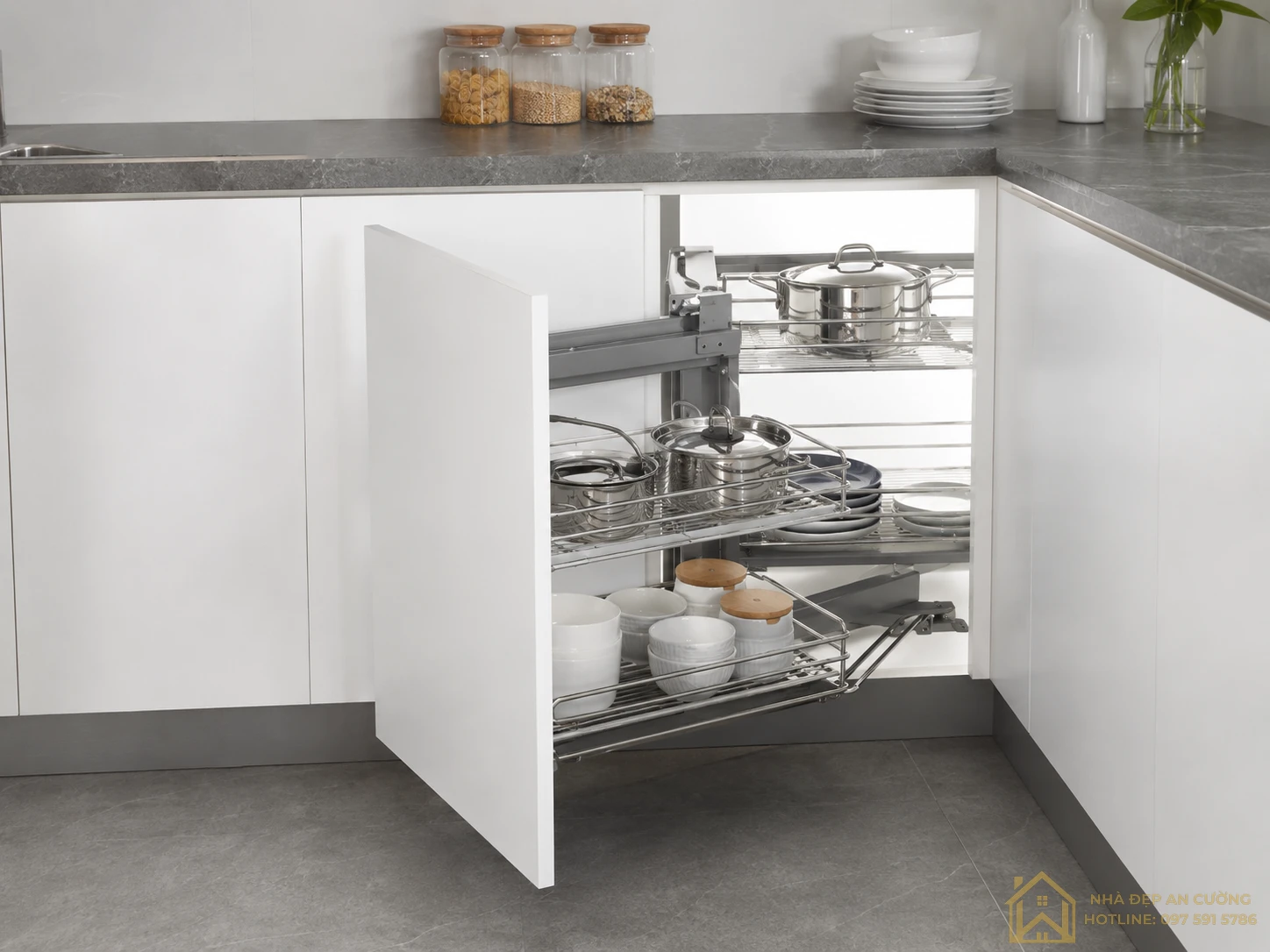 Kệ góc liên hoàn cho phép kéo toàn bộ khay chứa ra ngoài, giúp lấy đồ dễ dàng ở khu vực góc tủ.