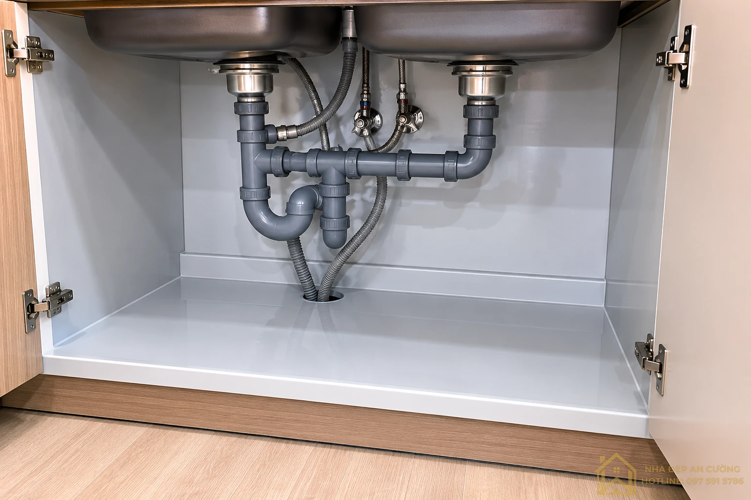 Khoang chậu tủ bếp bằng PVC chống nước với thành chắn chống tràn và hệ thống ống nước thi công gọn gàng