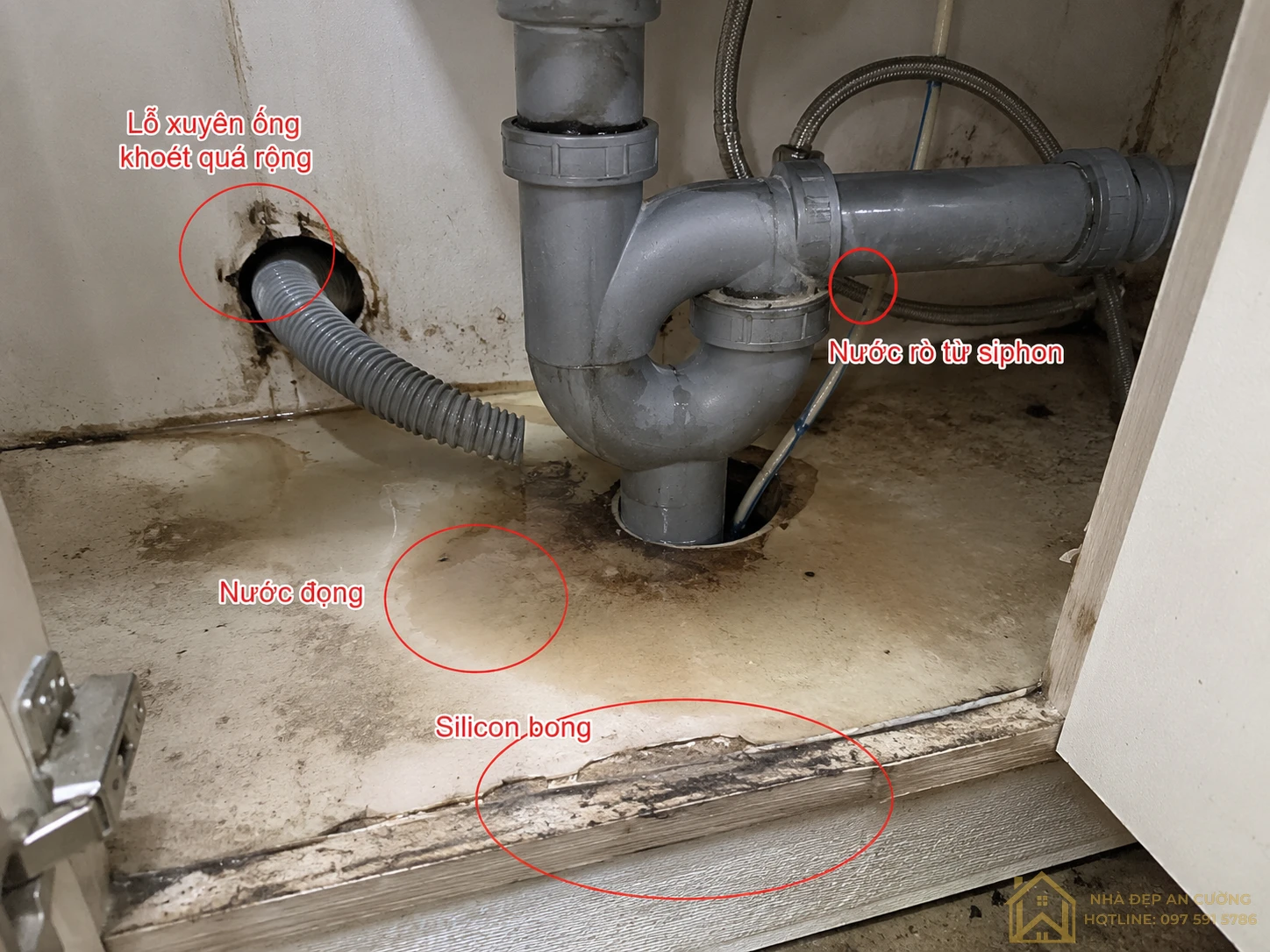 Khoang chậu tủ bếp bị thấm nước do siphon rò rỉ, lỗ xuyên ống khoét quá rộng và silicon bong tróc