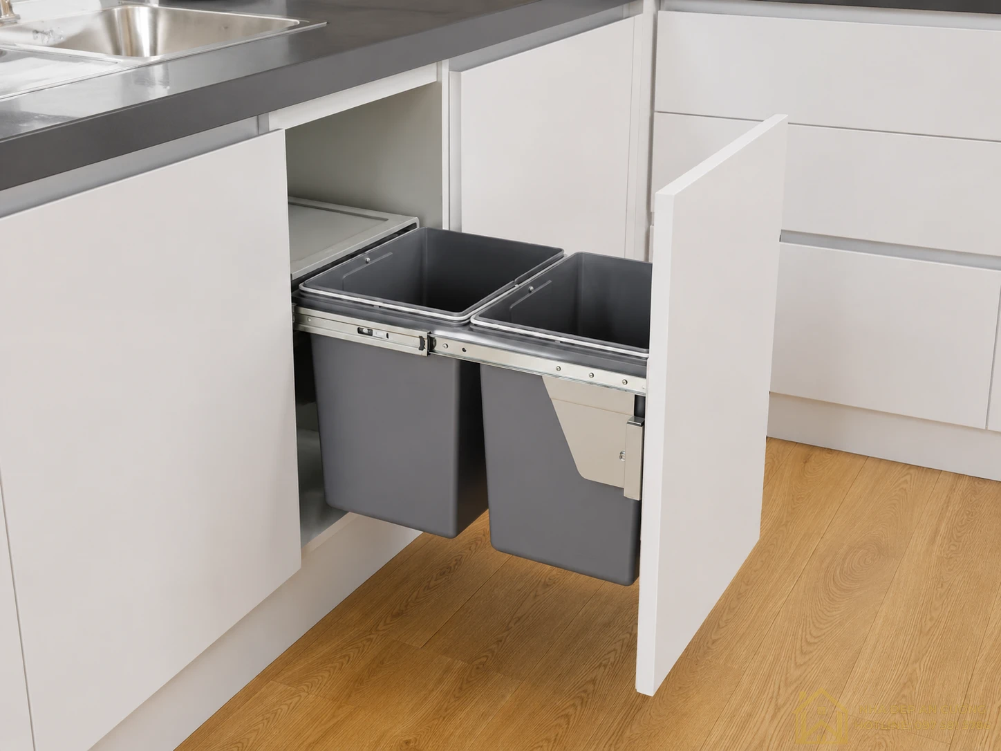 Thùng rác âm tủ giúp giữ khu vực bếp sạch sẽ và gọn gàng
